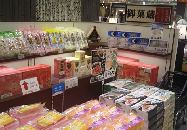 お菓子をいろいろとみることができます