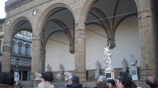 広場に彫刻があふれているフィレンツェの歴史が刻まれた記念碑的な広場です。