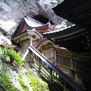 大岩窟の中の社殿
