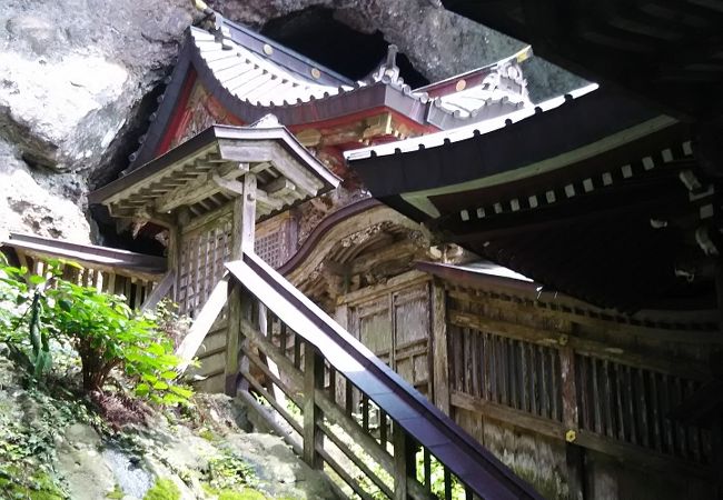 大岩窟の中の社殿