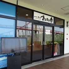 昼食は二階の回転寿司で