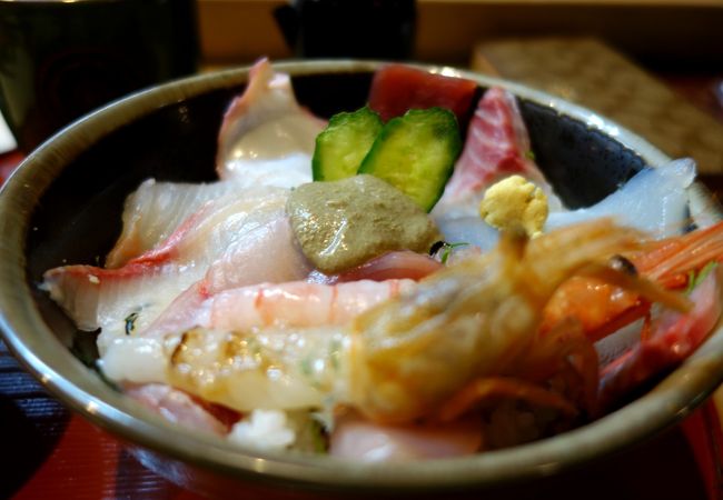地元の方御用達、寿司屋なのにリーズナブルな海鮮丼