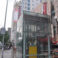 ４番出口のエレベーターで上がることもできる