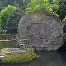 川の中の「磨崖」仏だ