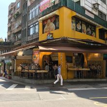 黄色の建物でわかりやすいです！