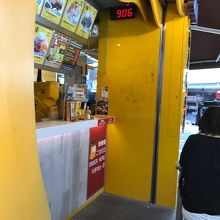 このカウンターで注文し、番号が表示されるまで待ちます！