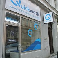 ホテルの通り沿いにあるランドリー滞在中に利用しました