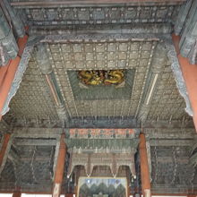 正殿「中和殿」の天井の装飾。龍です。