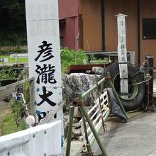 道路脇に車を駐めます