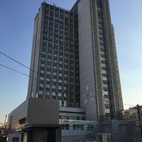 3番出口の階段上がってすぐ。セキュリティもしっかりしています