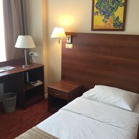 ベッドはセミシングル。マットレスは若干やわらかいけど充分です