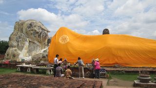 真っ白な寝釈迦仏