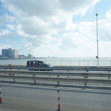 タイパ側のカジノホテルに停車してから橋を渡ります