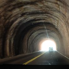 道はよく整備されていますが、曲がりくねっていてトンネルあり。