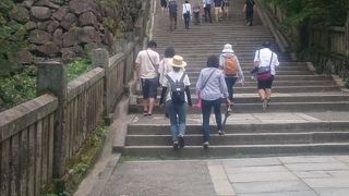 長い階段の先に神社