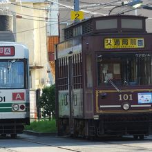 軽快電車とレトロ電車。