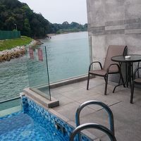 お部屋は小さなプールつき