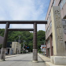 丘の手前に大きな鳥居があります