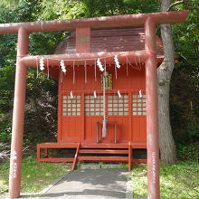 手水場の隣りは稚内稲荷神社の祠があります