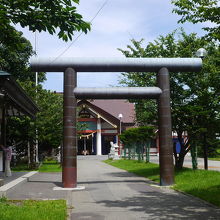 稚内稲荷神社の先に本殿が見えます