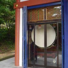 本殿に置かれた大太鼓が外から見えます
