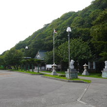 本殿前は駐車場になっているので脇道もあるようです