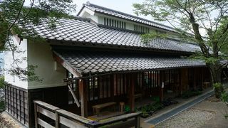 公園の中央に立派な休憩所