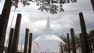 真っ白い塔が美しく輝きます。