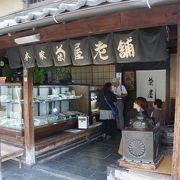 歴史ある店構えの老舗和菓子店