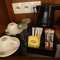 コーヒーや紅茶、ポットなど一通りのものはあります。