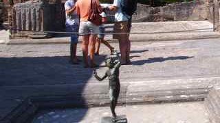 小さな牧神の像があります