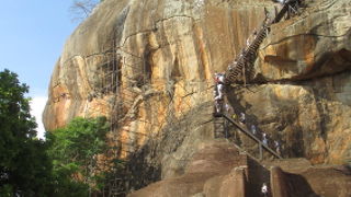 ここからは張り出して架けられた階段が続きます。