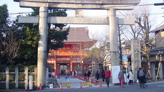 街並みと調和した鳥居です