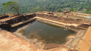 山頂の生活を支えた溜池です。