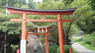 ＪＲの踏切のすぐ側から階段と鳥居があり特徴的