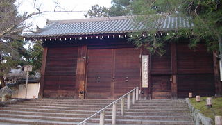 お城みたいな門です