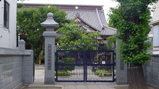 緑の美しい境内