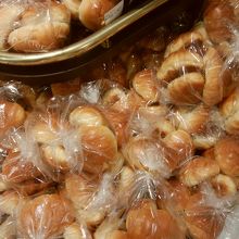 ロールパンなどは袋詰めされて販売されています