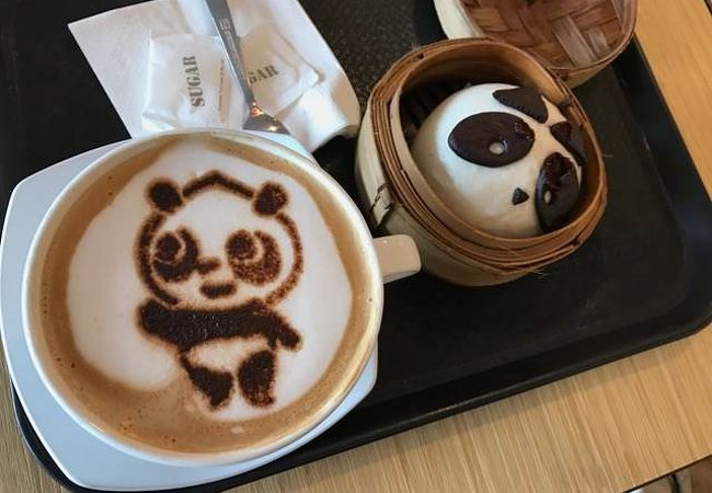 パンダのあんまんとカフェラテ