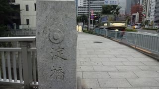 中野区と新宿区にまたがっている。