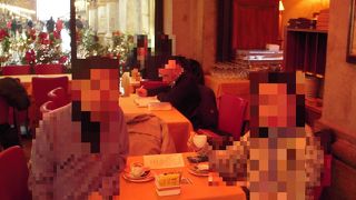 ミラノのエマニュエレ２世アーケード内にあるお店で一休みしました。　