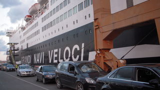 パレルモからフェリーに乗ってナポリに向かい、 夕方８時頃、出港し、翌朝７時頃ナポリに着きました。