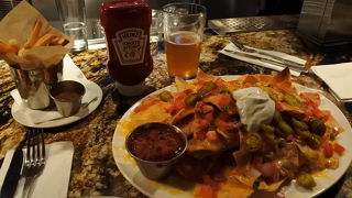 バーカウンターはすぐに入店できました