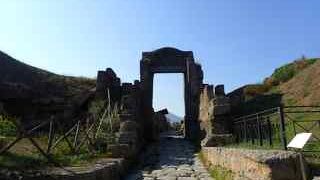 円形競技場の近くの門