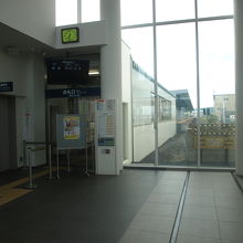 線路は駅構内をつうかして