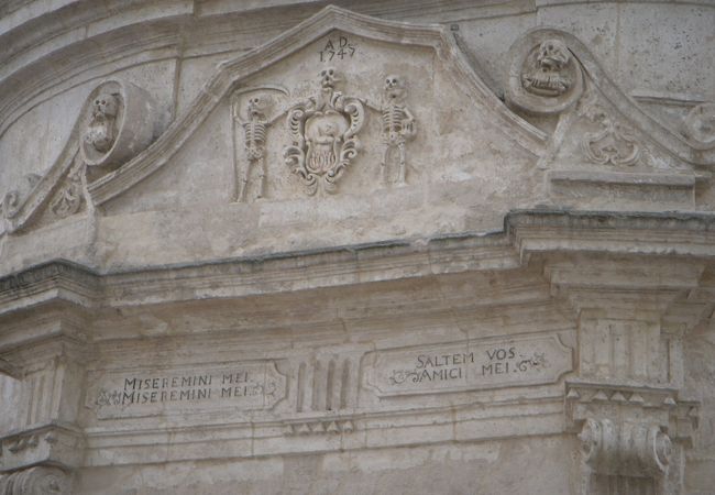 扉口には数え切れないほどの骸骨が彫られている骸骨寺のプルガトリオ教会です。