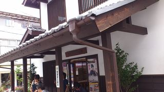 木造の蔵のような感じの建物