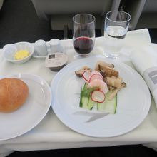 エアバス380内、ロサンゼルス行きでのおつまみの後の前菜