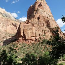 ウィーピング・ロック停留所からザ・グロット停留所の間では…、