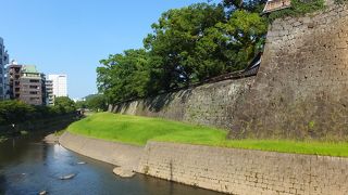 向こう側に倒壊。